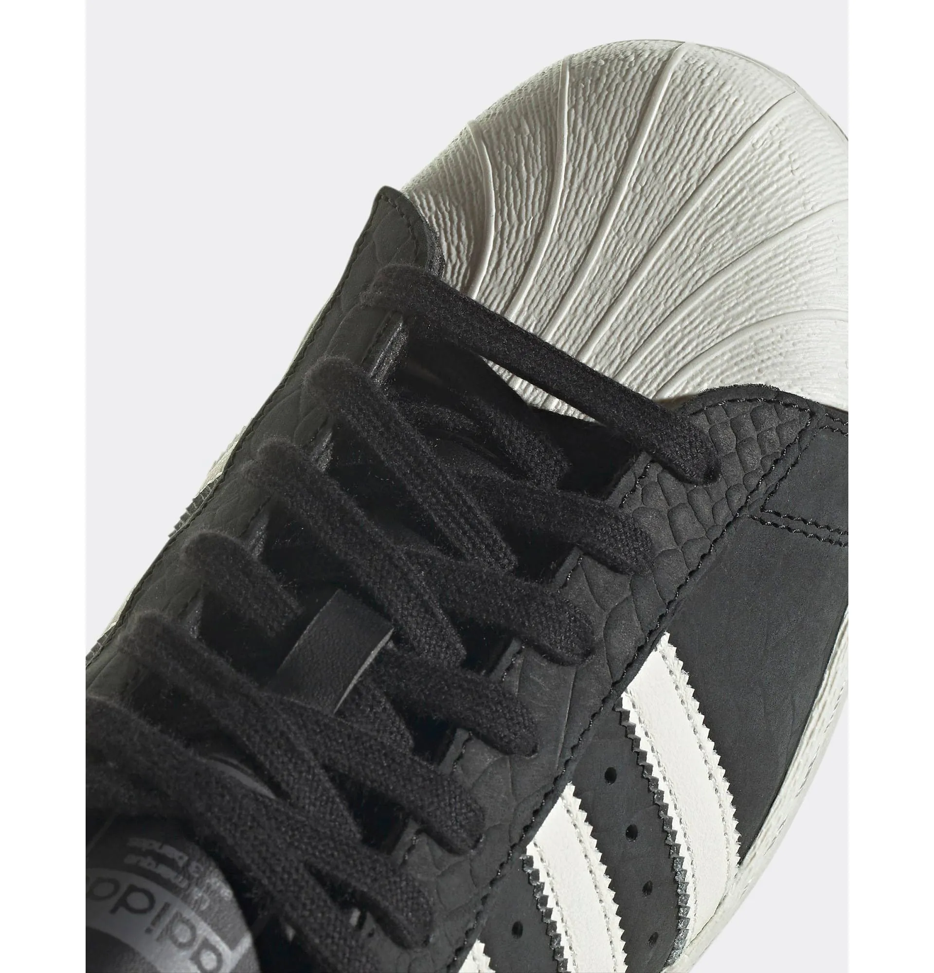 adidas Originals Superstar 82 Trainers In Black And White