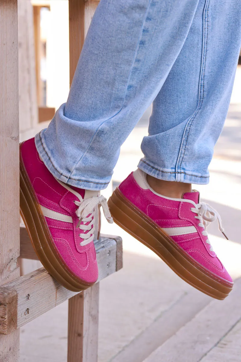 Baskets sneakers en suédine fuchsia à plateforme rayure beige